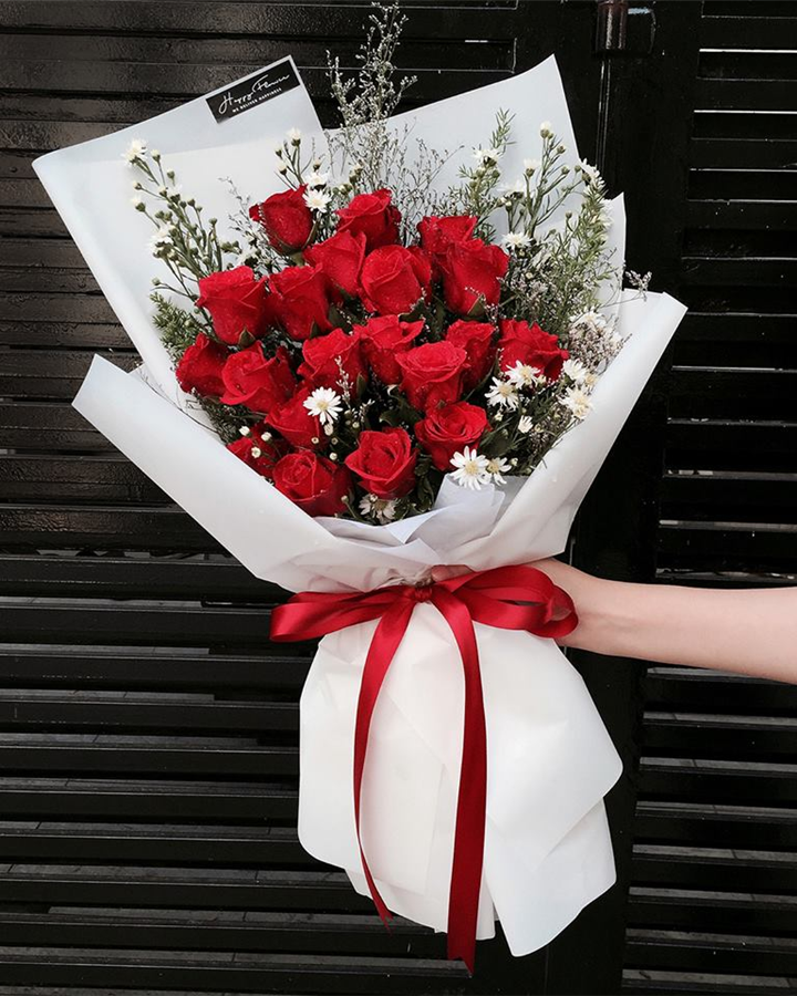 Premium long stem red roses bouquet for delivery in Gilbert
